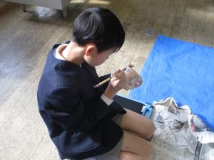 絵付けする児童