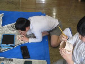 絵付けする児童