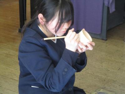 絵付けする児童