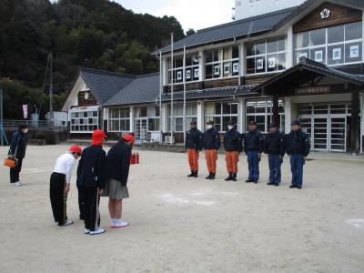 消防隊員の方にあいさつをする児童