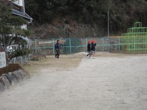 避難する児童