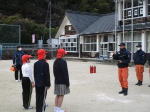 講評を聞く児童