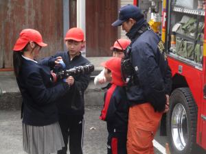 消防車の見学をする児童