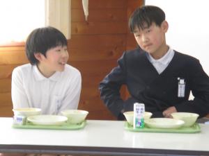 発表を聞く児童