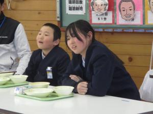 発表を聞く児童