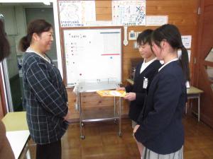 お礼の手紙を渡す児童