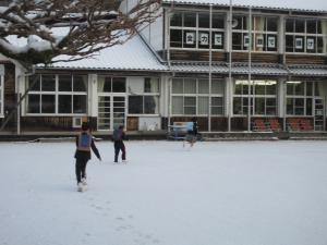登校する児童
