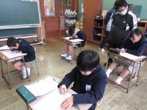 朝学習をする児童達