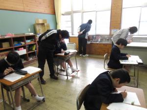朝学習をする児童達