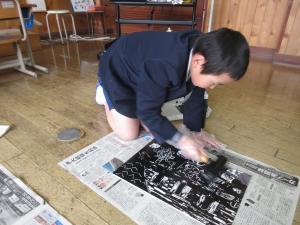 インクを塗る児童