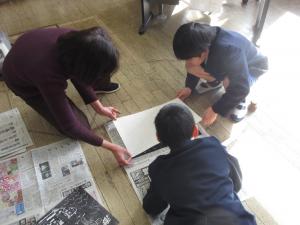 用紙をかぶせる児童
