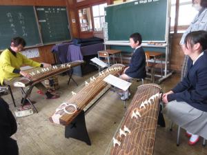 演奏を聴く児童