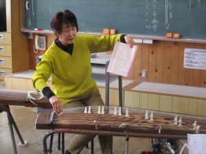 絃の説明をされる先生
