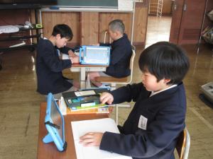 原稿を書く4，5年生