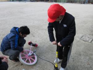 空気を入れる児童