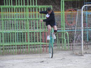 一輪車に乗る児童