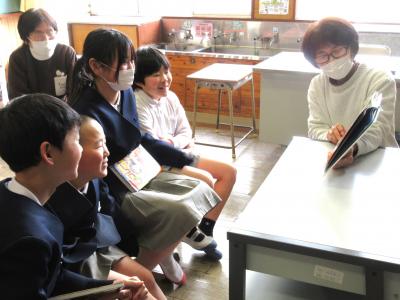 読み聞かせの様子