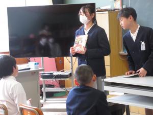 本を紹介する児童