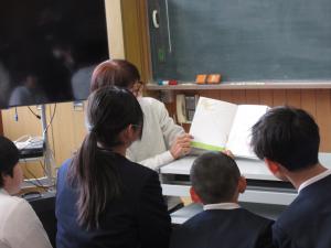 読み聞かせを聞く児童