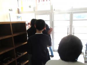 お見送りをする児童