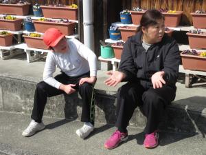 先生とおしゃべりする子