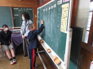 板書する書記の児童
