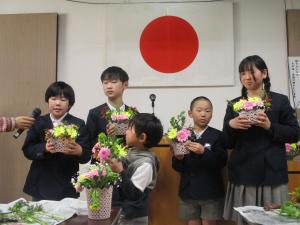 全員で花を持って記念写真