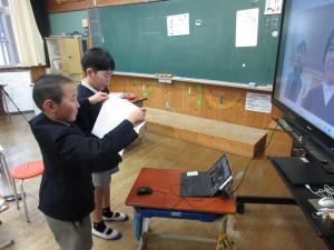 発表する4年生