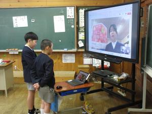 発表を聞く4年生