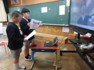 発表する児童