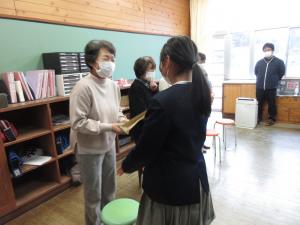 プレゼントを渡す児童