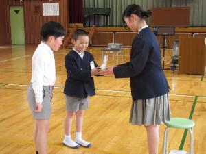 プレゼントを渡す４年生