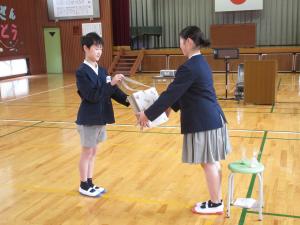 プレゼントを渡す５年生