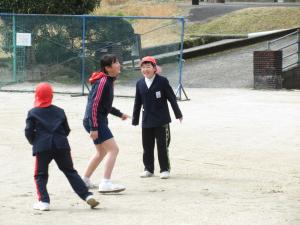 運動場で遊ぶ児童