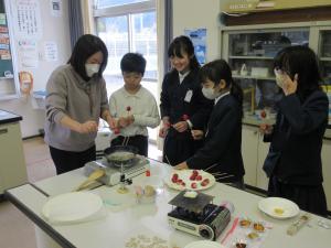 いちご飴を作っている様子