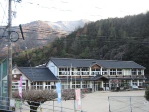 校舎と山