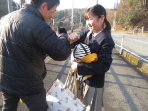 朝のあいさつをする児童