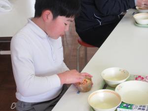 カップケーキを食べる児童