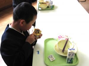 カップケーキを食べる児童