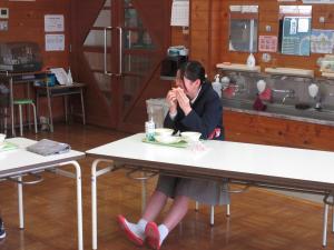 給食を食べる6年生