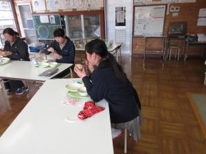 カップケーキを食べる児童