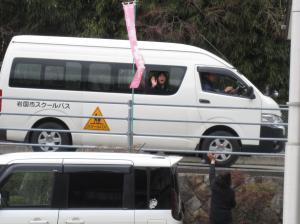 下校する6年生