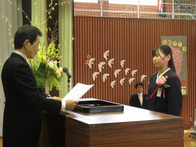証書を受け取る卒業生