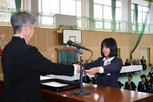７