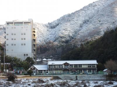 校舎と山の雪景色