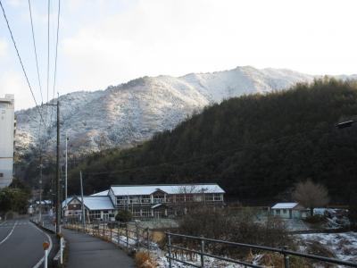 校舎と山の雪景色