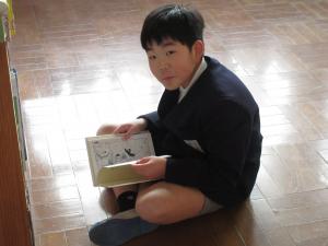 本を読む児童
