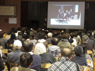 写真スライドを見る会場の方々