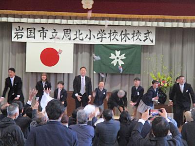 餅まきの様子