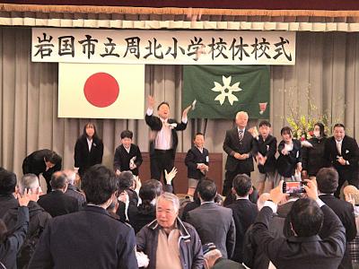 餅まきの様子